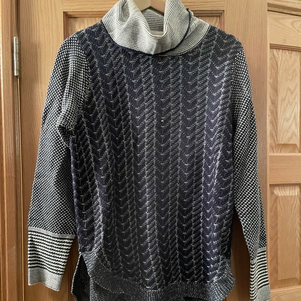 Lightweight turtleneck knit sweater
